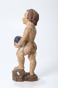 Putto che regge il mondo in legno policromo, scultore barocco del XVII-XVIII secolo  - Asta Antiquariato - Associazione Nazionale - Case d'Asta italiane