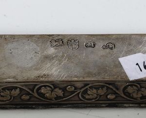 Tre scatole rettangolari in argento sbalzato, Inghilterra XX secolo  - Asta Antiquariato - Associazione Nazionale - Case d'Asta italiane