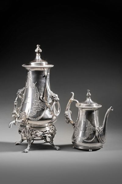 ARGENTIERE INGLESE DEL XIX SECOLO : Samovar e teiera in argento cesellato, decorati con motivi fitomorfi e protomi grottesche  - Asta Asta 360 | ARTE ANTICA E DEL XIX SECOLO - Dipinti antichi e antiquariato Tradizionale - Associazione Nazionale - Case d'Asta italiane