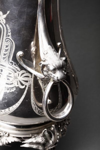 ARGENTIERE INGLESE DEL XIX SECOLO : Samovar e teiera in argento cesellato, decorati con motivi fitomorfi e protomi grottesche  - Asta Asta 360 | ARTE ANTICA E DEL XIX SECOLO - Dipinti antichi e antiquariato Tradizionale - Associazione Nazionale - Case d'Asta italiane