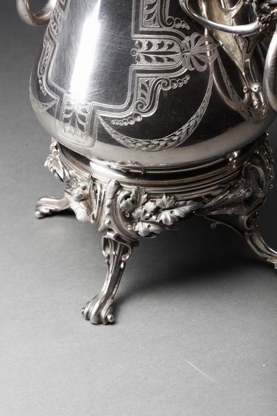 ARGENTIERE INGLESE DEL XIX SECOLO : Samovar e teiera in argento cesellato, decorati con motivi fitomorfi e protomi grottesche  - Asta Asta 360 | ARTE ANTICA E DEL XIX SECOLO - Dipinti antichi e antiquariato Tradizionale - Associazione Nazionale - Case d'Asta italiane