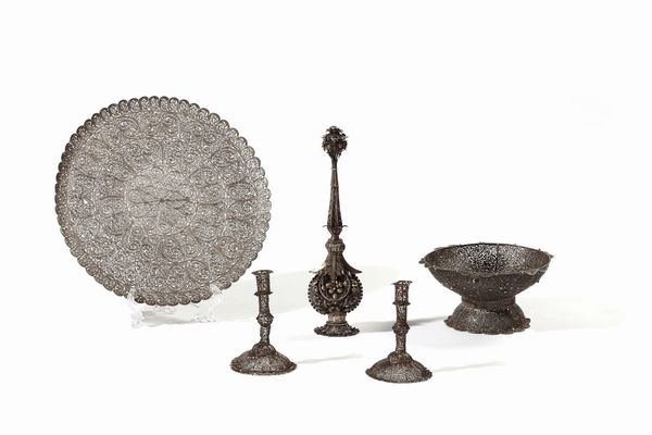 ARGENTIERE DEL XIX-XX SECOLO : Gruppo di 5 argenti: vassoio, coppia di candelabri, fruttiera ed elemento in argento  - Asta Asta 360 | ARTE ANTICA E DEL XIX SECOLO - Dipinti antichi e antiquariato Tradizionale - Associazione Nazionale - Case d'Asta italiane