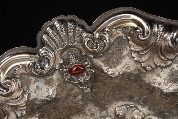 ARGENTIERE DEL XX SECOLO : Alzata in argento con bordo polilobato, decorazioni fitomorfe e inserti in pietre dure  - Asta Asta 360 | ARTE ANTICA E DEL XIX SECOLO - Dipinti antichi e antiquariato Tradizionale - Associazione Nazionale - Case d'Asta italiane