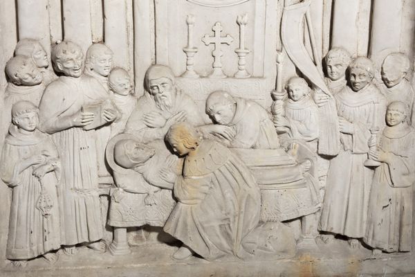 SCULTORE DEL XVIII SECOLO : Morte di San Bernardino da Siena in pietra scolpita  - Asta Asta 360 | ARTE ANTICA E DEL XIX SECOLO - Dipinti antichi e antiquariato Tradizionale - Associazione Nazionale - Case d'Asta italiane