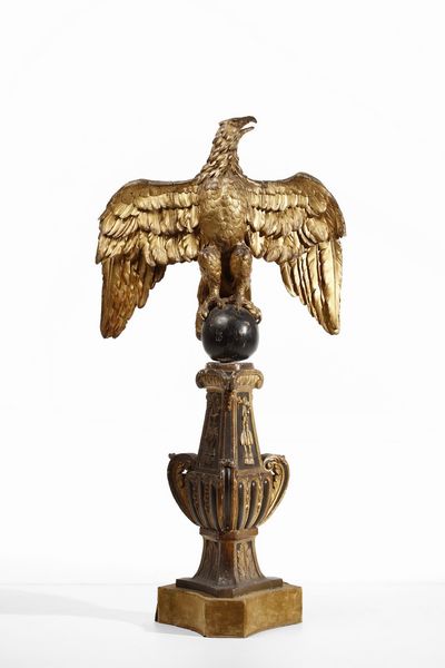 SCULTORE ITALIANO DELLA SECONDA META' DEL XVIII SECOLO : Aquila in legno dorato e intagliato poggiante su base decorata con motivi a volute  - Asta Asta 360 | ARTE ANTICA E DEL XIX SECOLO - Dipinti antichi e antiquariato Tradizionale - Associazione Nazionale - Case d'Asta italiane