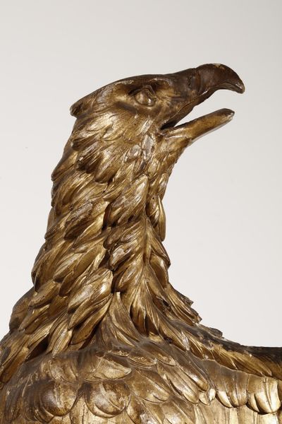 SCULTORE ITALIANO DELLA SECONDA META' DEL XVIII SECOLO : Aquila in legno dorato e intagliato poggiante su base decorata con motivi a volute  - Asta Asta 360 | ARTE ANTICA E DEL XIX SECOLO - Dipinti antichi e antiquariato Tradizionale - Associazione Nazionale - Case d'Asta italiane