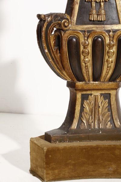 SCULTORE ITALIANO DELLA SECONDA META' DEL XVIII SECOLO : Aquila in legno dorato e intagliato poggiante su base decorata con motivi a volute  - Asta Asta 360 | ARTE ANTICA E DEL XIX SECOLO - Dipinti antichi e antiquariato Tradizionale - Associazione Nazionale - Case d'Asta italiane