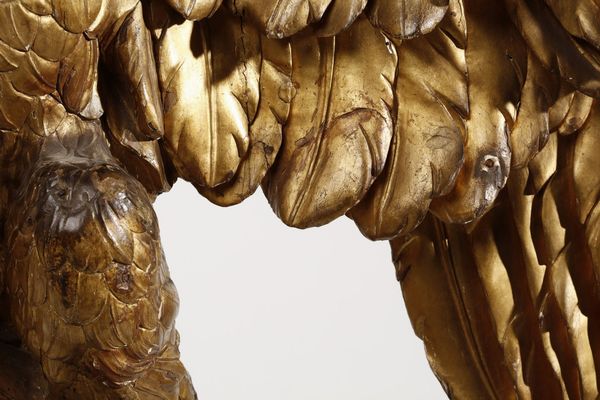 SCULTORE ITALIANO DELLA SECONDA META' DEL XVIII SECOLO : Aquila in legno dorato e intagliato poggiante su base decorata con motivi a volute  - Asta Asta 360 | ARTE ANTICA E DEL XIX SECOLO - Dipinti antichi e antiquariato Tradizionale - Associazione Nazionale - Case d'Asta italiane