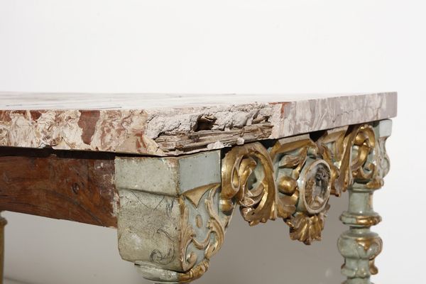 MANIFATTURA IN STILE NEOCLASSICO : Tavolo da parete in legno laccato e parzialmente dorato, con fascia decorata con motivi fitomorfi e centrata da medaglione, gambe a faretra e piano in marmo  - Asta Asta 360 | ARTE ANTICA E DEL XIX SECOLO - Dipinti antichi e antiquariato Tradizionale - Associazione Nazionale - Case d'Asta italiane