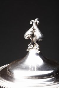 ARGENTIERE INGLESE DEL XIX SECOLO : Samovar e teiera in argento cesellato, decorati con motivi fitomorfi e protomi grottesche  - Asta Asta 360 | ARTE ANTICA E DEL XIX SECOLO - Dipinti antichi e antiquariato Tradizionale - Associazione Nazionale - Case d'Asta italiane