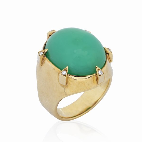 Anello in oro giallo 18kt con crisoprasio verde  - Asta Gioielli Orologi Fashion Vintage - Associazione Nazionale - Case d'Asta italiane