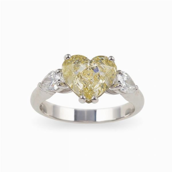 Solitaire taglio cuore di ct 3.04, fancy yellow, clarity IF, fluorescence none  - Asta Fine Jewels - Associazione Nazionale - Case d'Asta italiane