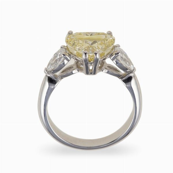 Solitaire taglio cuore di ct 3.04, fancy yellow, clarity IF, fluorescence none  - Asta Fine Jewels - Associazione Nazionale - Case d'Asta italiane