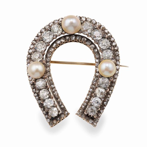 Spilla ferro di cavallo con perle coltivate e diamanti di vecchio taglio  - Asta Fine Jewels - Associazione Nazionale - Case d'Asta italiane