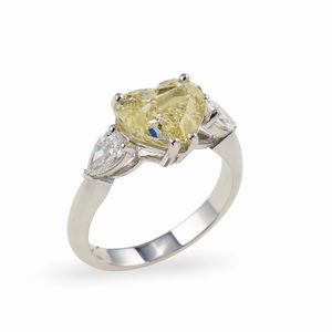 Solitaire taglio cuore di ct 3.04, fancy yellow, clarity IF, fluorescence none  - Asta Fine Jewels - Associazione Nazionale - Case d'Asta italiane