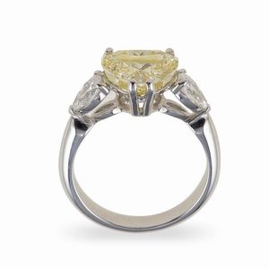 Solitaire taglio cuore di ct 3.04, fancy yellow, clarity IF, fluorescence none  - Asta Fine Jewels - Associazione Nazionale - Case d'Asta italiane